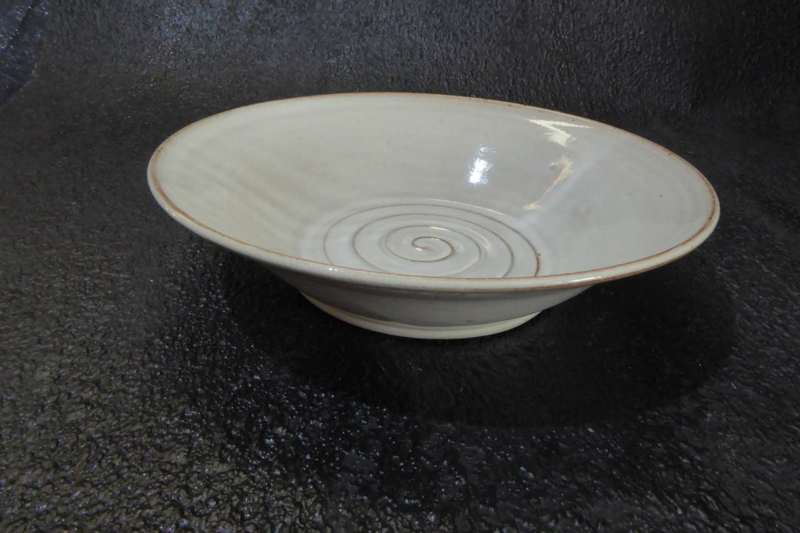 weißer tiefer Teller