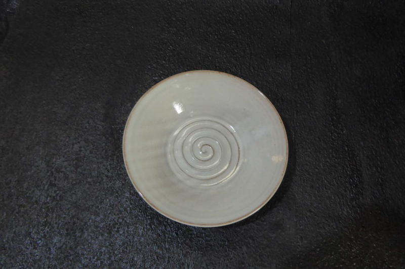 weißer tiefer Teller mit Spiralen