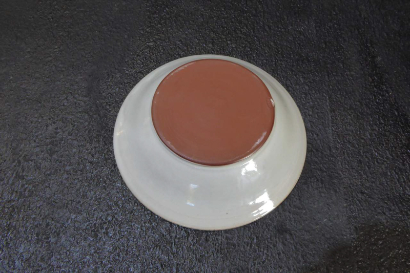 weißer tiefer Teller, Rückseite